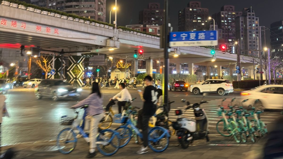 上海の夜景に並ぶ哈罗と美团のシェア自転車